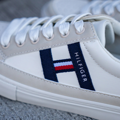 T･HILFIGER(ﾄﾐｰﾌｨﾙﾌｨｶﾞｰ) |TOMMY HILFIGER トミーヒルフィガー LAHZIE アイボリー