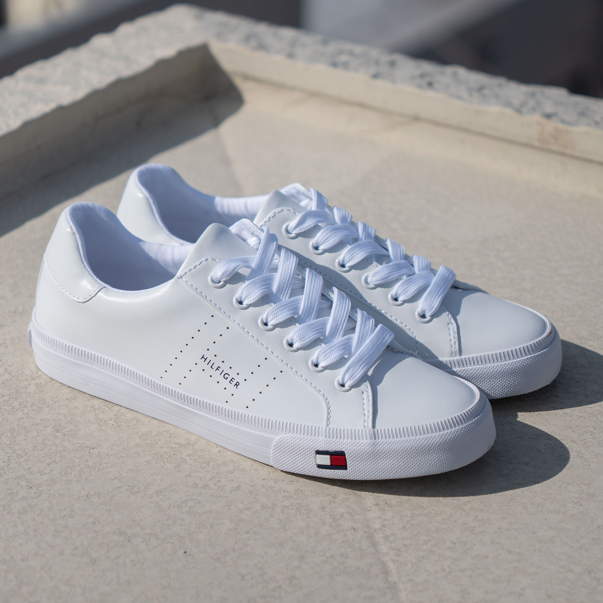 トミー TOMMY HILFIGER トミーヒルフィガー LUSTER ホワイト / TOMMY