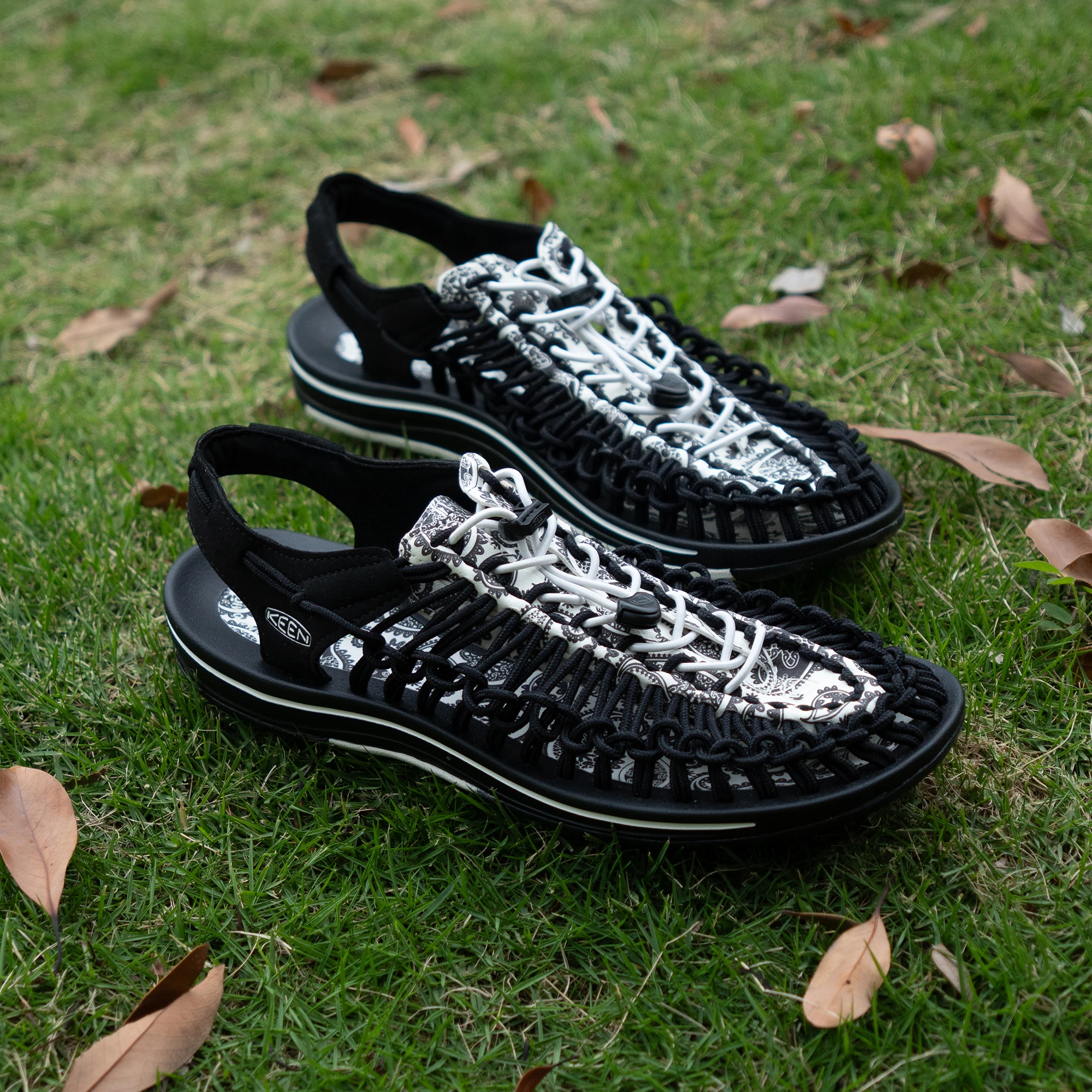 KEEN キーン UNEEK ユニーク 1030574 ブラックレイブンペイズリー