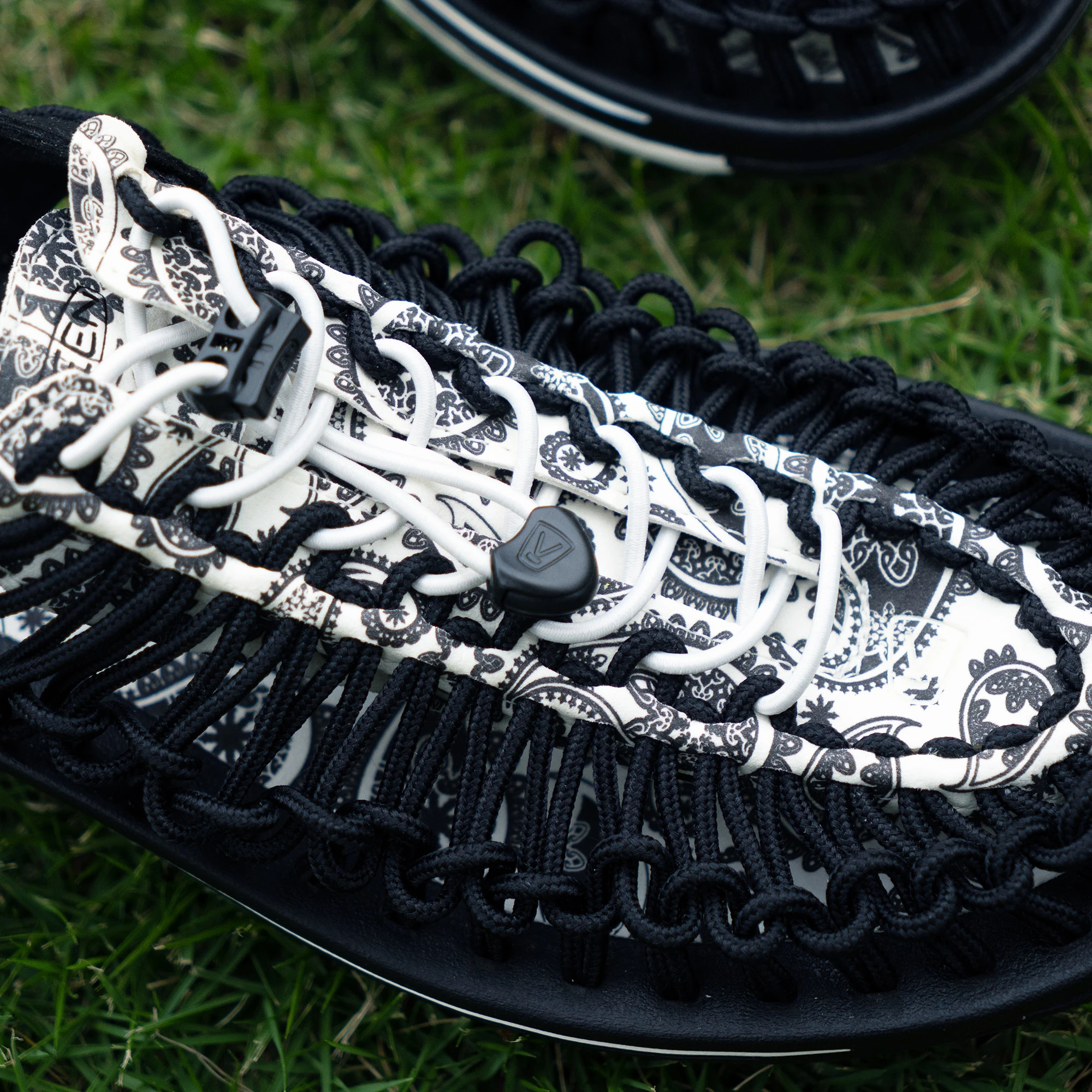 KEEN キーン UNEEK ユニーク 1030574 ブラックレイブンペイズリー