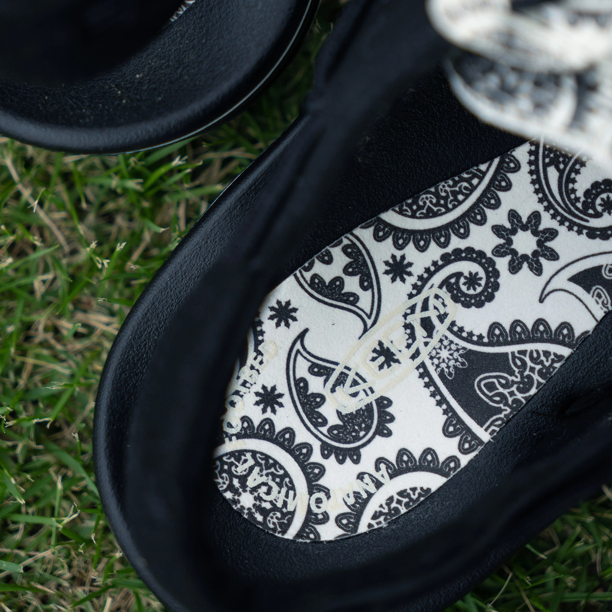 【超美品】KEEN × THC ユニーク ペイズリー KEEN（キーン） 交換送料片道無料 サンダル ユニーク 2 スライド UNEEK